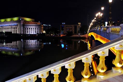 The Renovated Jones Bridge at Night .